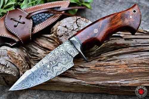 Juego de cuchillos de caza hechos a mano.