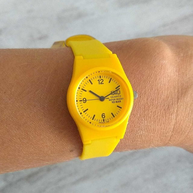 Reloj Q Q 001 Para Dama Chico Caja 25mm Malla De Caucho Amarillo