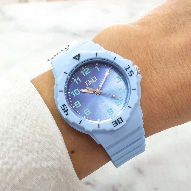Reloj Q Q 077 Para Dama Mediano Caja 35mm Malla De Caucho Celeste Sumergible