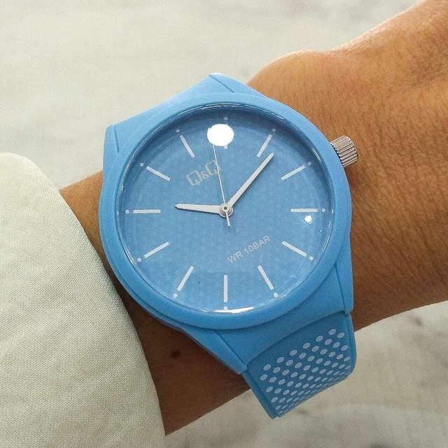 Reloj Q Q 080 Para Dama Grande Caja 40mm Malla De Caucho Celeste Puntitos Blancos Sumergible