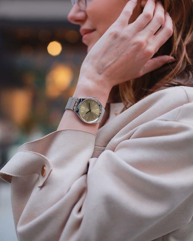 Reloj Swatch de mujer con malla de acero y cerámica.