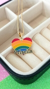 Gargantilha LGBT com pingente em formato de coração arco-íris e nome