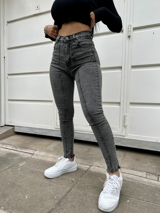 Jeans gris oscuros ajustados desgastados – BellayVale