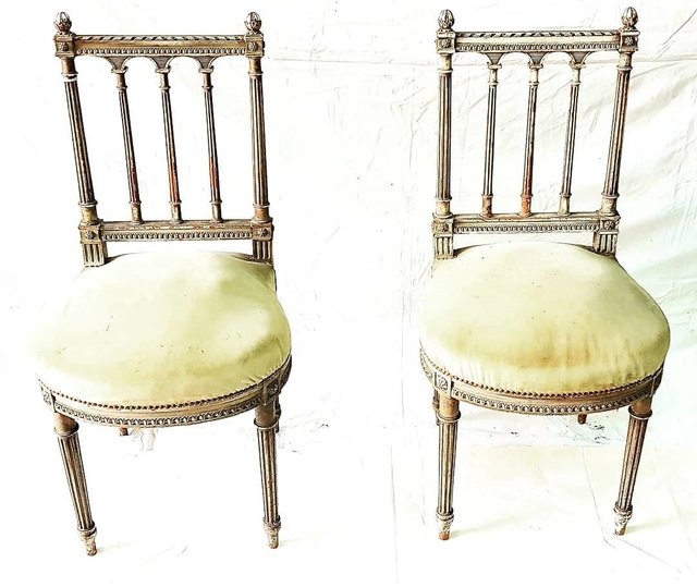 Este par de sillas de mimbre italianas con mesa forman parte del mobiliario  original (1910-1920) de una villa semiabandonada propiedad de una familia  nobiliar hoy extinta.