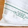 Coleção Évora - Jogo de toalha para lavabo 2 peças - Jogo de toalha de LAVABO branca com barrado bordado verde - comprar online