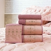 Coleção Luxo - Jogo de toalha de banho rosa com barrado aplicado percal 400 fios bordado 5 peças