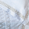 Coleção Piero - Jogo de lençol bordado com 4 peças no percal 200 fios 100% algodão branco com bordado bege super king