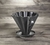 Coador de Café em Cerâmica Preto sobre uma mesa. Usa filtro papel 102 Melitta ou filtro de pano 102