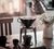 Chaleira jogando água quente no Coador em Cerâmica Felline preto, usando filtro de pano V60-02 - coando café 