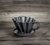 Perspectiva do Mini Coador de Café Individual Preto em Cerâmica que usa filtro de pano 100 Felline ou filtro de papel 100 Melitta