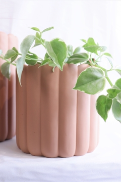 vaso cachepô em cimento com frisos terracota - loja online
