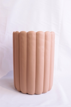 Imagem do vaso cachepô em cimento com frisos terracota