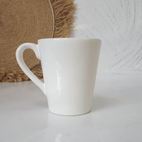 Taza de cerámica blanca cónica