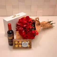 Buquê de Rosas e Astromélias e Baú com Vinho e Ferrero Rocher - comprar online