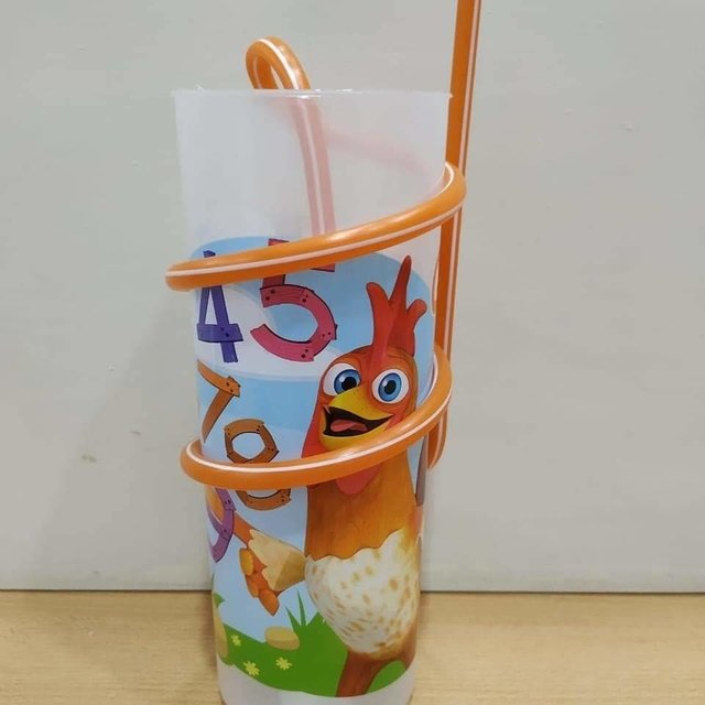 Vaso de plástico con pajita de plástico en espiral