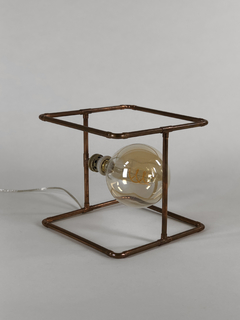 Lámpara de diseño industrial en cobre.
