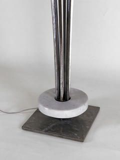 Lámpara de pie en hierro, mármol y opalina Francesa - Mayflower