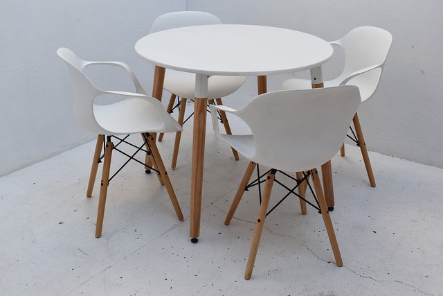 Mesa Eames con tapa blanca y patas de madera redondas