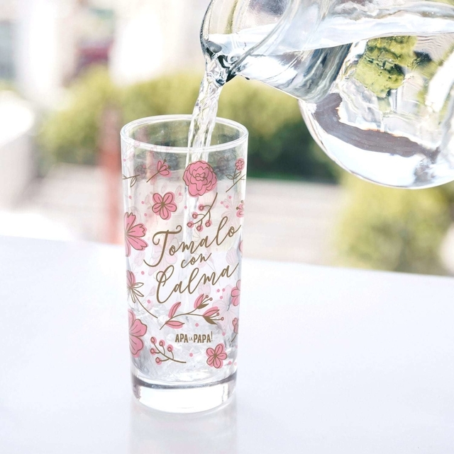 Set de vasos de vidrio con flores