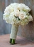 Buquê de noiva com rosas roliude  e ortensia branca . Caule em volto com pérolas brancas .para casamentos com requinte luxuosa.