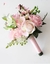 Buquê de noiva com rosas cor de rosa ,copo de leite, astromelias  em folhagens de eperico caule em volto com com laço cor de rosa , para casamento jovial em qualquer ambiente.