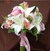 Buquê de noiva com lírio branco perfumado, astromelias selecionadas  com folhagem cheflera, caule em volto com fita rosa e pérolas.  Para casamentos finos