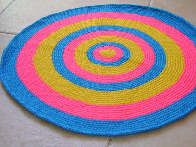 Alfombras redondas tejidas al crochet - Bum y Pei