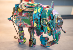 Mariana Mazza Toimil. Elefante 60x40x46. Escultura realizada con piezas antiguas recuperadas.  Diferentes tipos de metales, cerámica, madera. Intervenida con acrílico