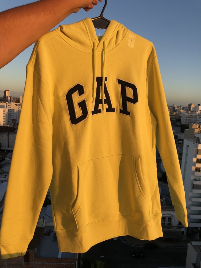 Buzo GAP amarillo Comprar en PINK la plata