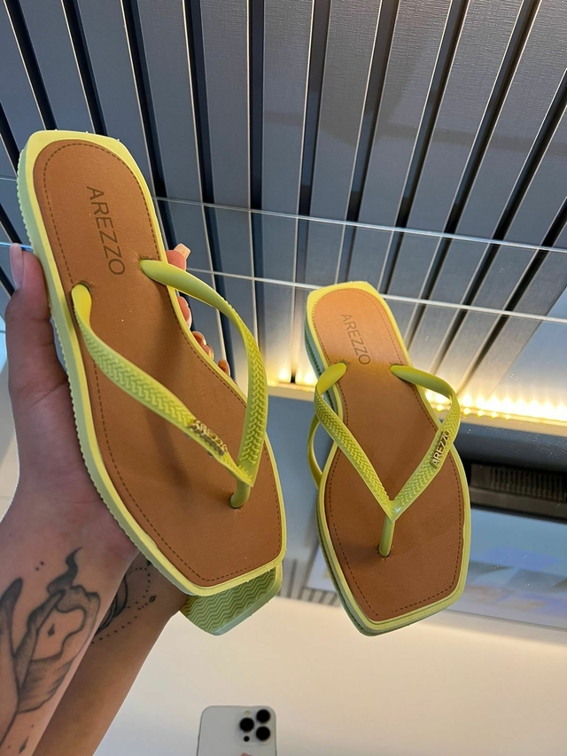 Chinelo Feminino Adulto Arezzo Bico Quadrado Amarelo