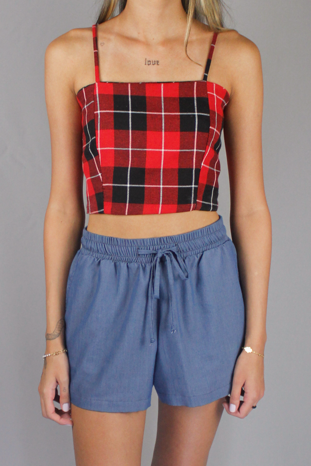 Top cropped xadrez vermelho com faixas brancas