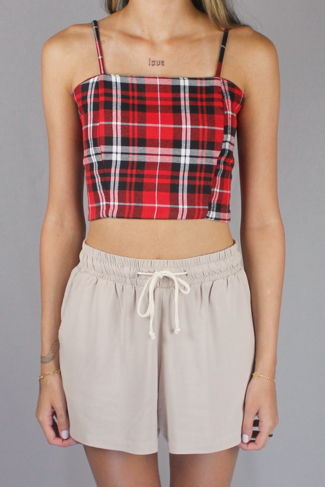 Top cropped xadrez vermelho com faixas brancas