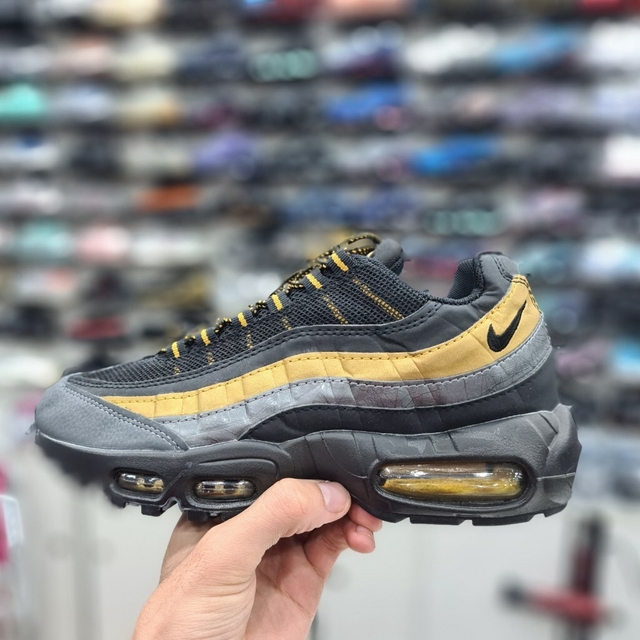 Air max 95 shop preto e dourado