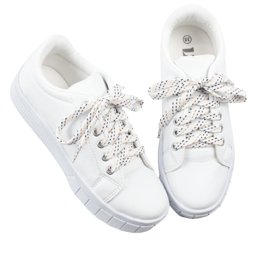 Tenis branco shop com cadarço colorido