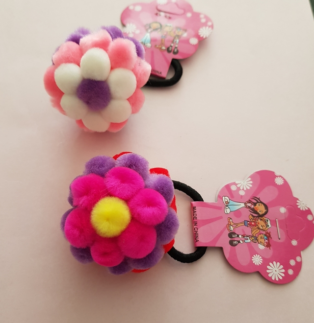 Mini xuxinha com pompom infantil para penteados