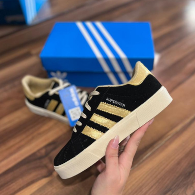 Tenis adidas superstar fashion camurça