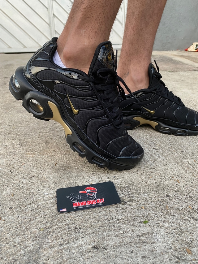 Nike tn black store metallic gold