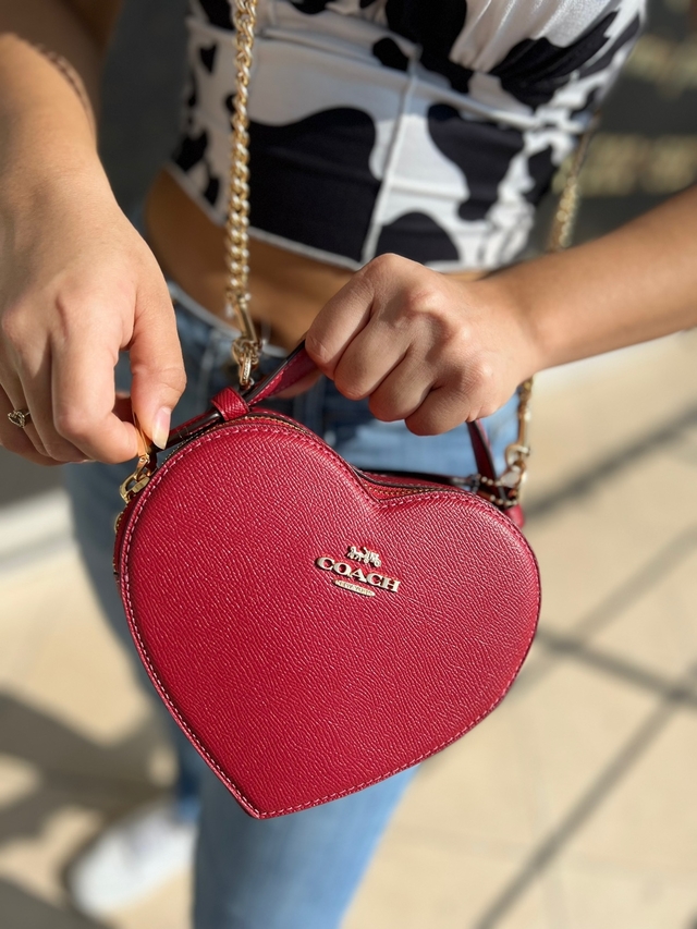 Bolsa Coach de Corazón: The Heart of Contemporary Fashion