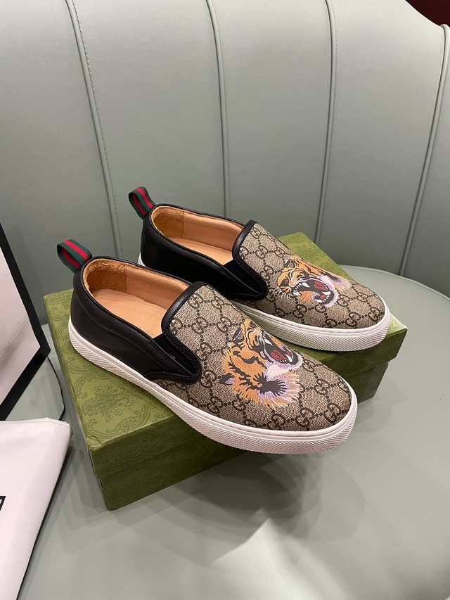 Gucci supreme clearance tiger slip on