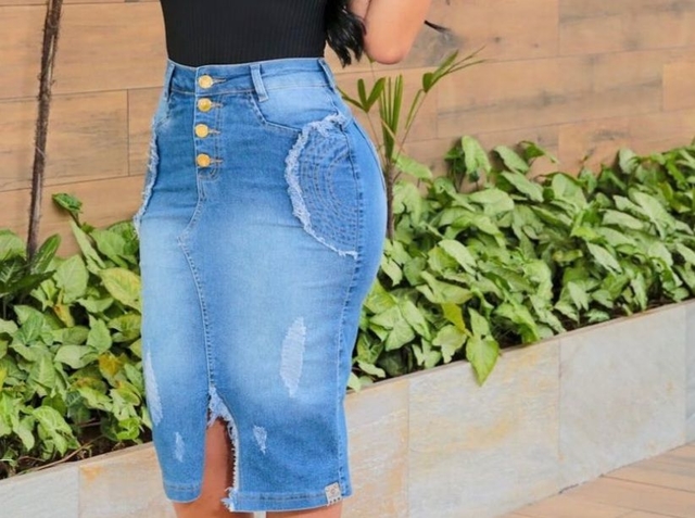 Saia jeans com racho na frente