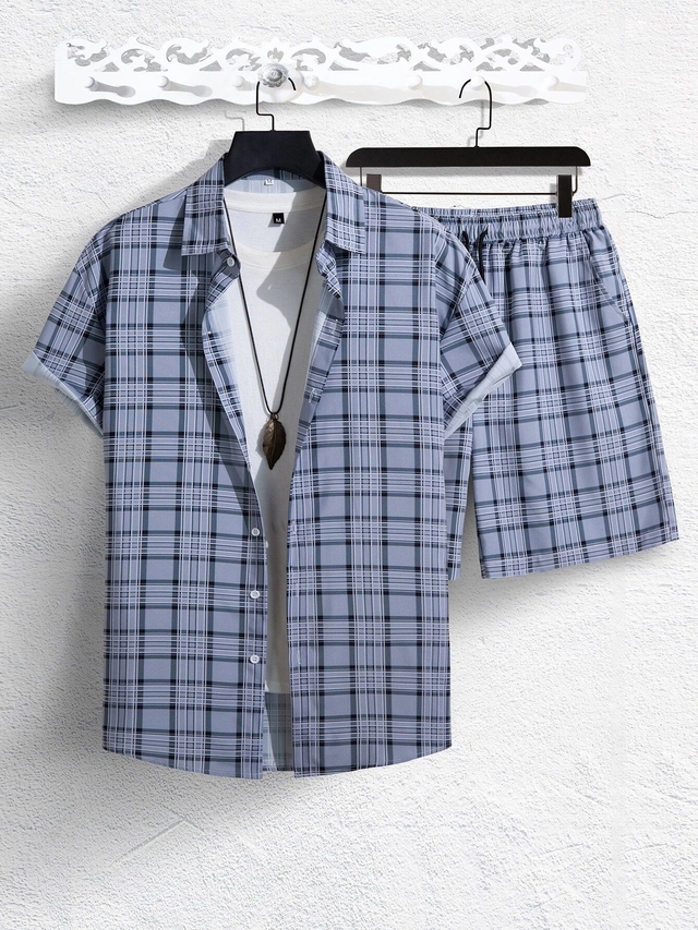 Hombres con short y camisa sales