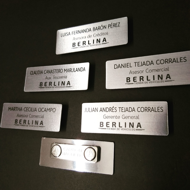 Placas de indenticación de personal  Placas de identificación metálicas