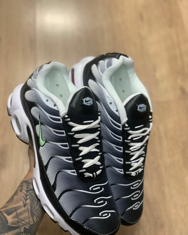 Orders air max plus preto e verde