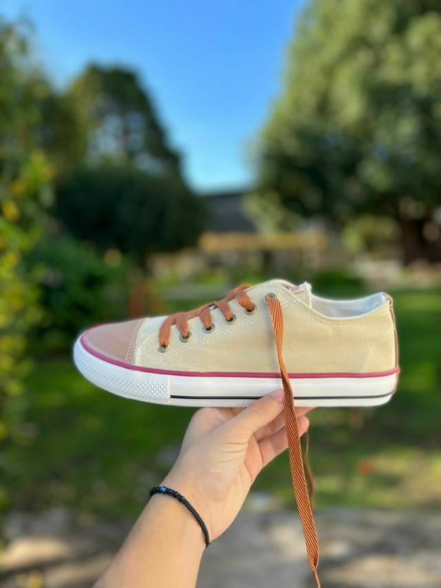 Converse marrones outlet y blancas