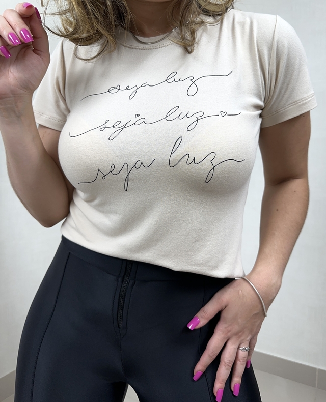 T Shirt Frase Seja Luz Nude Comprar Em Lila Rosa