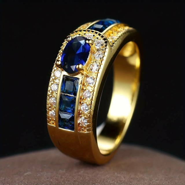 Anillo dorado de banda de lujo incrustado