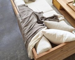 Sillón Cushion 3 cuerpos sustentable en madera y textil fibras naturales