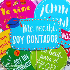 25 Carteles + 15 accesorios con frases para Photobooth (diseño y frases a elección)