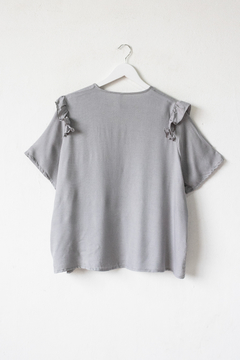 Blusa ALBA, Blusa amplia manga corta con escote en v y volados - tienda online