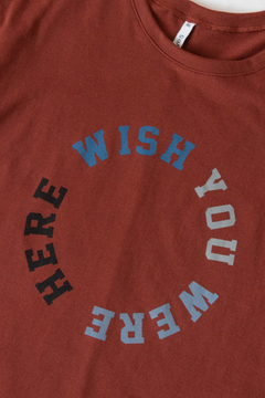 Remera DAMARIS, Remera con cuello redondo, recta. Estampa WISH YOU WERE HERE - comprar online